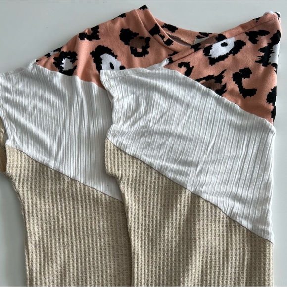 Patch panel Top with cheetah print and waffle stitch - Picture 4 of 5